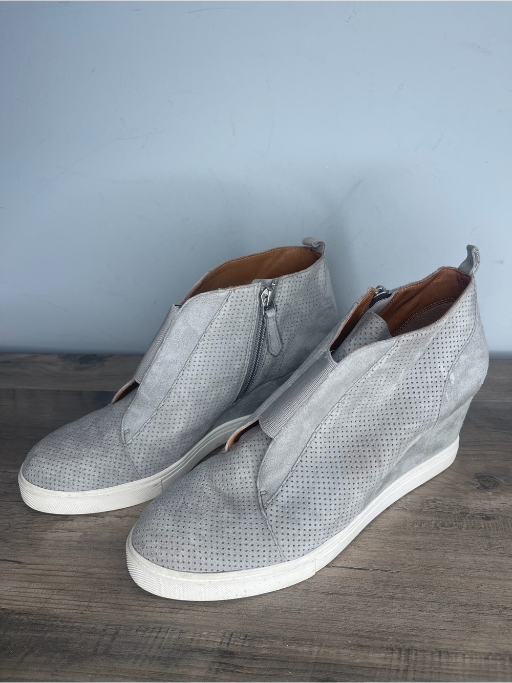 Women's Linea Paolo suede wedge boot Gray Perforated Wedge Sneaker Booties sz 8
